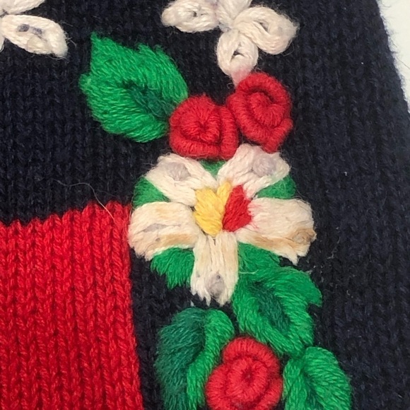 Vintage early 90s Christmas sweater intarsia embroidered navy red white scenic M - Picture 9 of 10